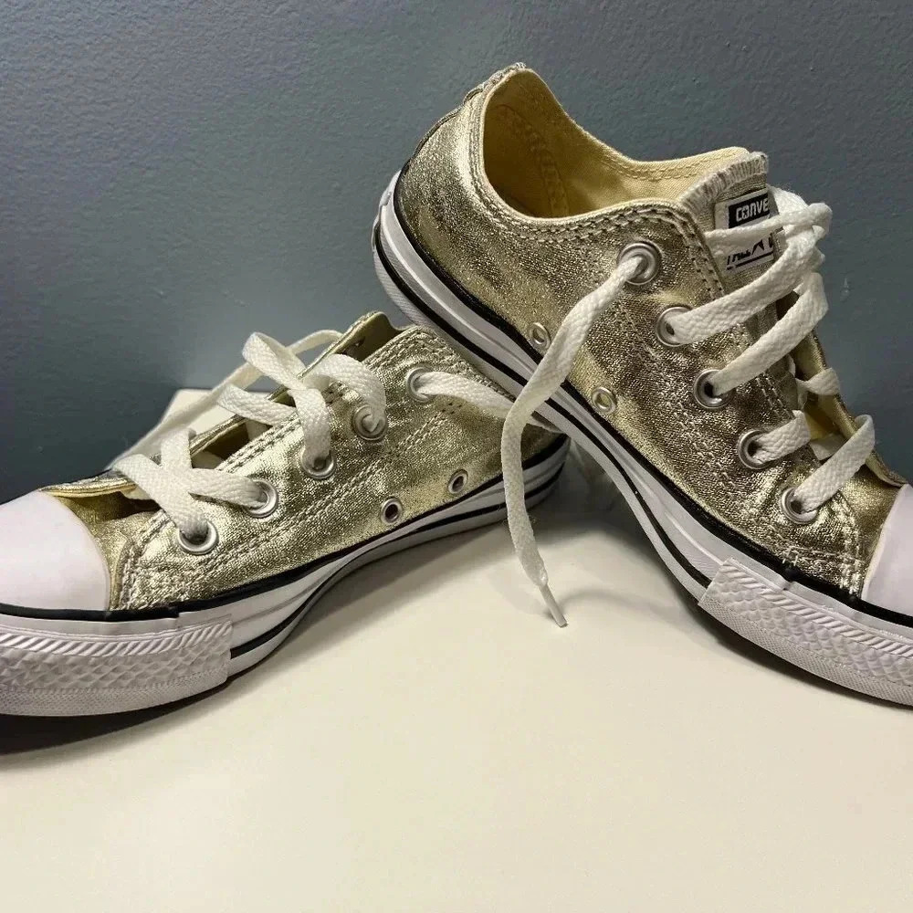 Converse Chuck Taylor in Light Gold Metallic - Unisex W Size 5, M Size 3